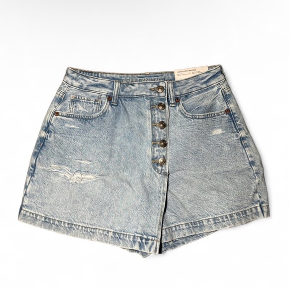 American Eagle Outfitters Pants - NWT American Eagle Light wash mom Jean denim Skort size 6 🤍